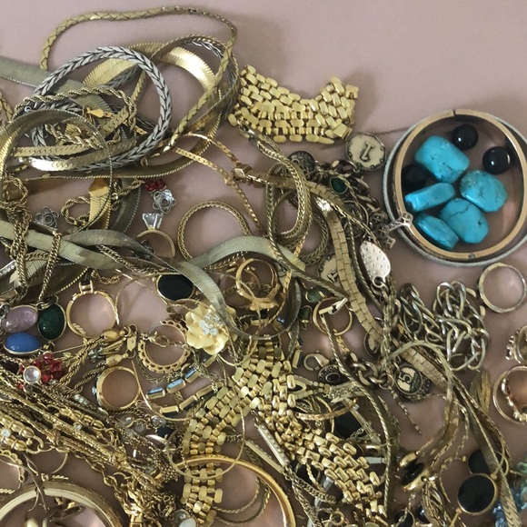 Huge costume jewelry lot. Lots of vintage pieces. - Picture 6 of 6